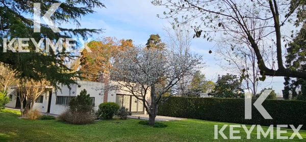 Destacada Casa en City Bell implantada en un Espectacular Parque de mas de 2500 m2