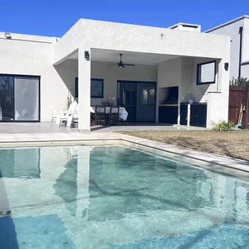 Casa en venta de tres dormitorios al pulmon central en Santa Elena - VENTA CON RENTA