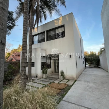 Casa 4 ambientes en parque Leloir