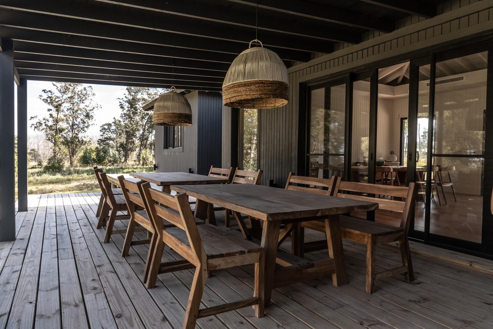 Mesa de exterior en galería