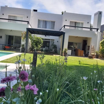 Casa en alquiler temporada 4 dormitorios en Santa Bárbara 28 dic al 14 febrero 2026