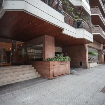 Venta - Piso de categoría de 4 ambientes con balcón - Guardacoches Fijo - Las Cañitas