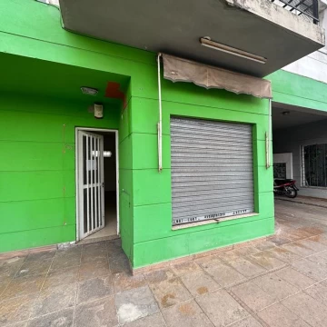 VENDE local comercial sobre Avenida Moreno y Alberdi