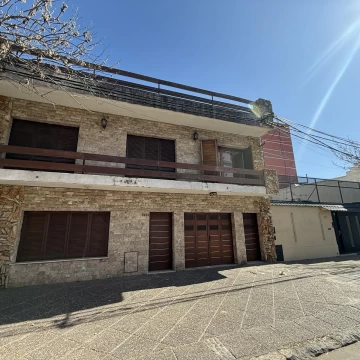 Casa de diseño con 5 dormitorios pileta, quincho  y cochera en echesortu