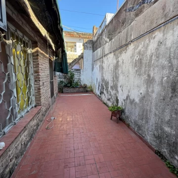 Casa de pasillo de dos dormitorios con patio 