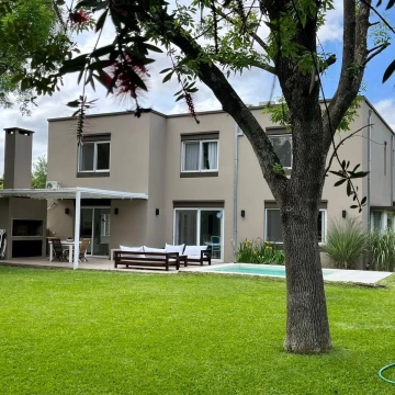 Venta - Casa 3 dormitorios con  jardin y  pileta en Los Cardales Country Club