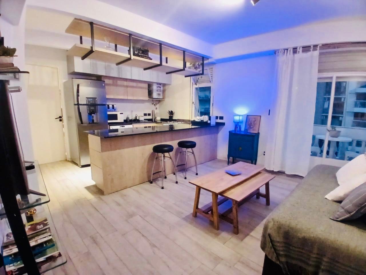 Living amplio con salida a balcon