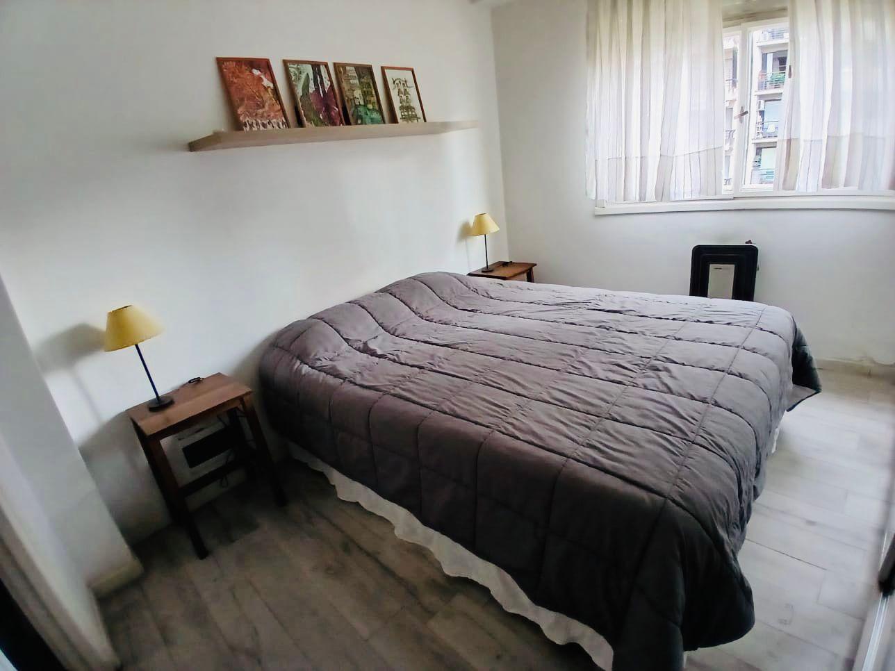 Dormitorio con cama queen