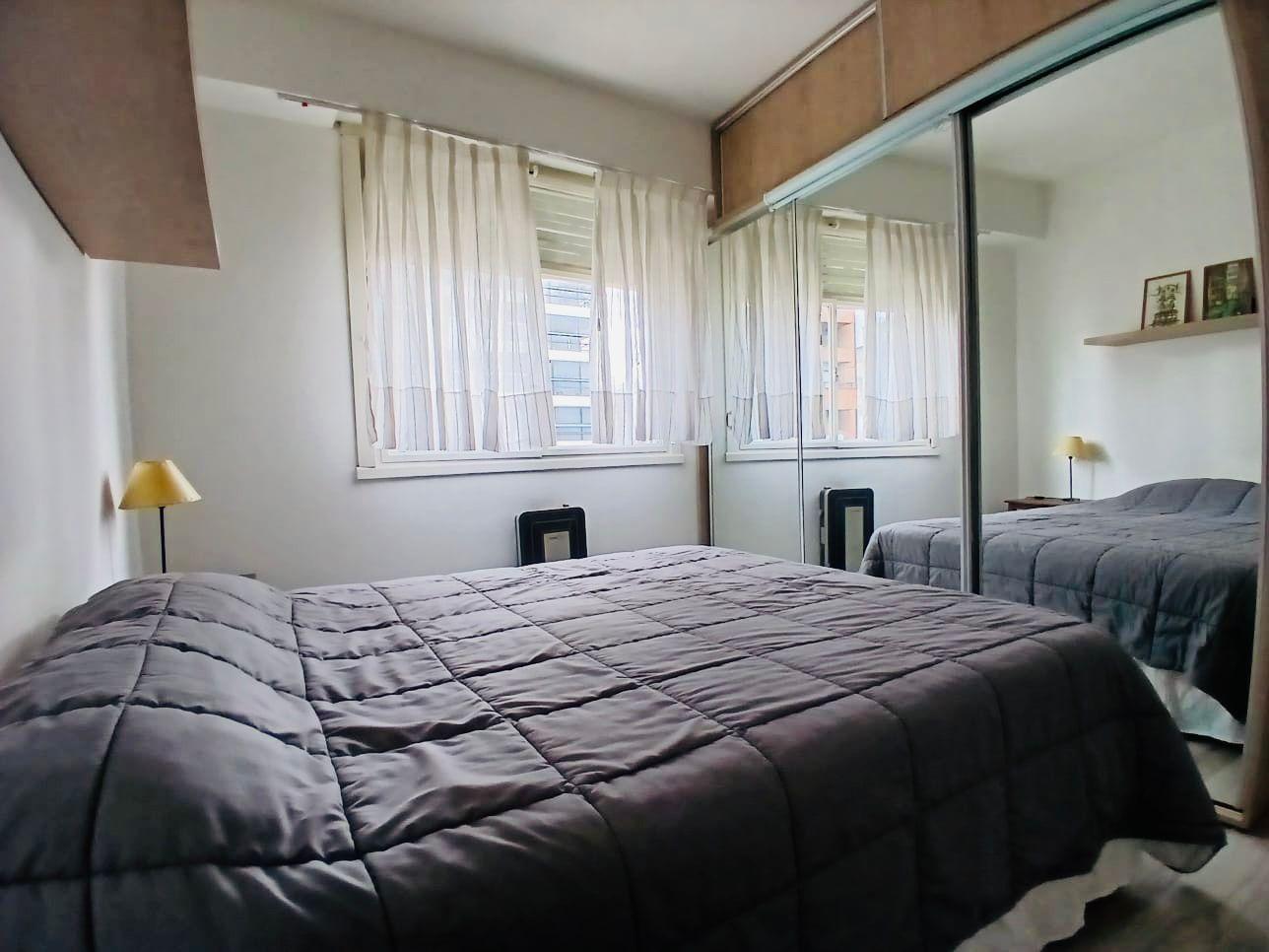 Dormitorio con ventana a balcon