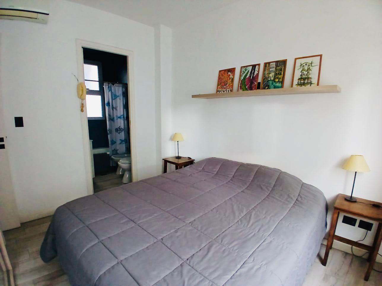 Dormitorio con baño en suite