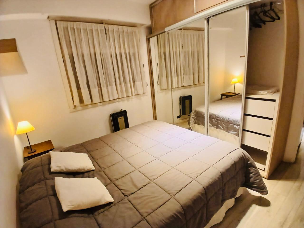 Dormitorio con amplio placard