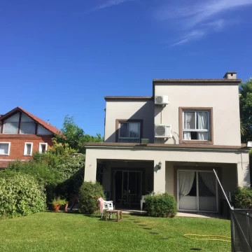 Venta - Moderna casa de 5 ambientes con pileta, jardín y cocheras - Pilar