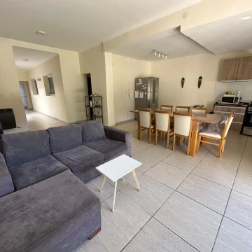 VENDE/PERMUTA amplia propiedad ubicada sobre calle 9 de Julio 173.