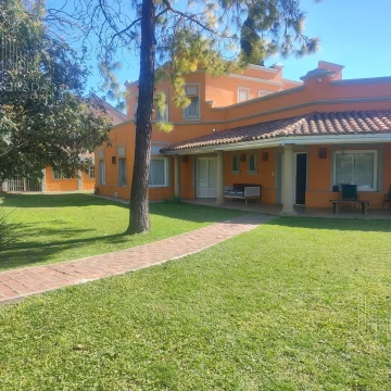 Venta Casa Quinta zona residencial Don Torcuato, 7 habitaciones, jardin y pileta