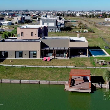 Casa en  venta 3 dormitorios al agua en San Sebastian