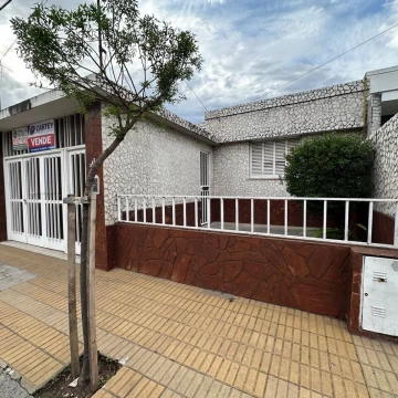 VENDE casa ubicada en Leon Guruciaga 362