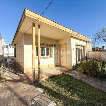 Venta Casa 3 ambientes con cochera pasante y patio en Ituzaingo