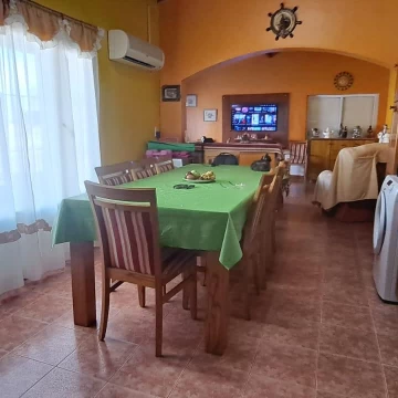 Casa en venta en Centenario con un departamento y local comercial 