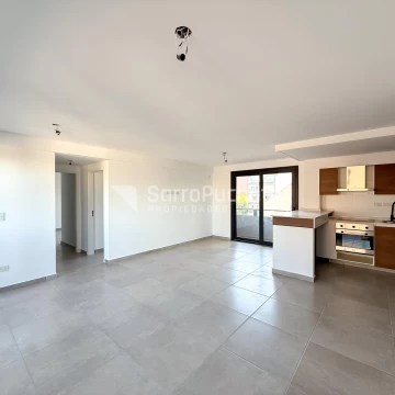 Venta departamento 3 ambientes con dormitorio en suite y balcón en Morón. (B)