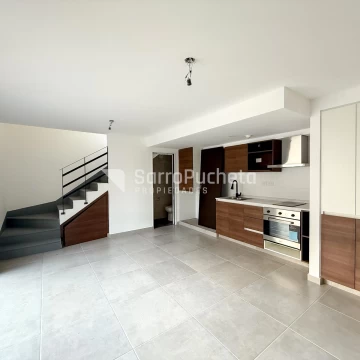 Venta departamento 2 ambientes en dúplex con terraza propia en Morón.