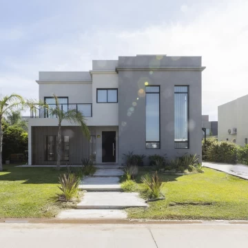 Venta Casa en Lagos de Canning 4 amb 2 plantas jardín galería parrilla