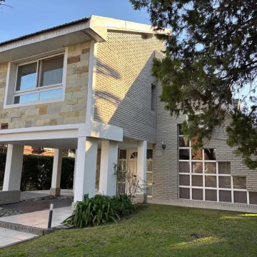 Casa en El Sosiego casa en venta dos plantas reaccionada  jardín pileta 