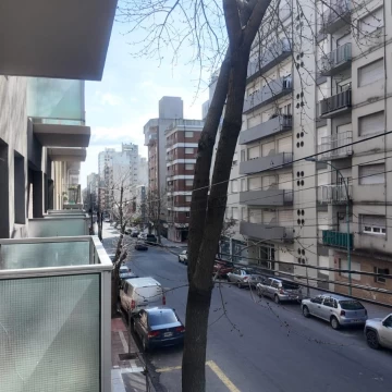 Venta Departamento 2 Ambientes Barrio Güemes con balcón saliente y patio