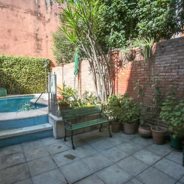 Casa- Triplex de 4 Dormitorios con Pileta, Jardín de Invierno y Cochera en 3 Plantas