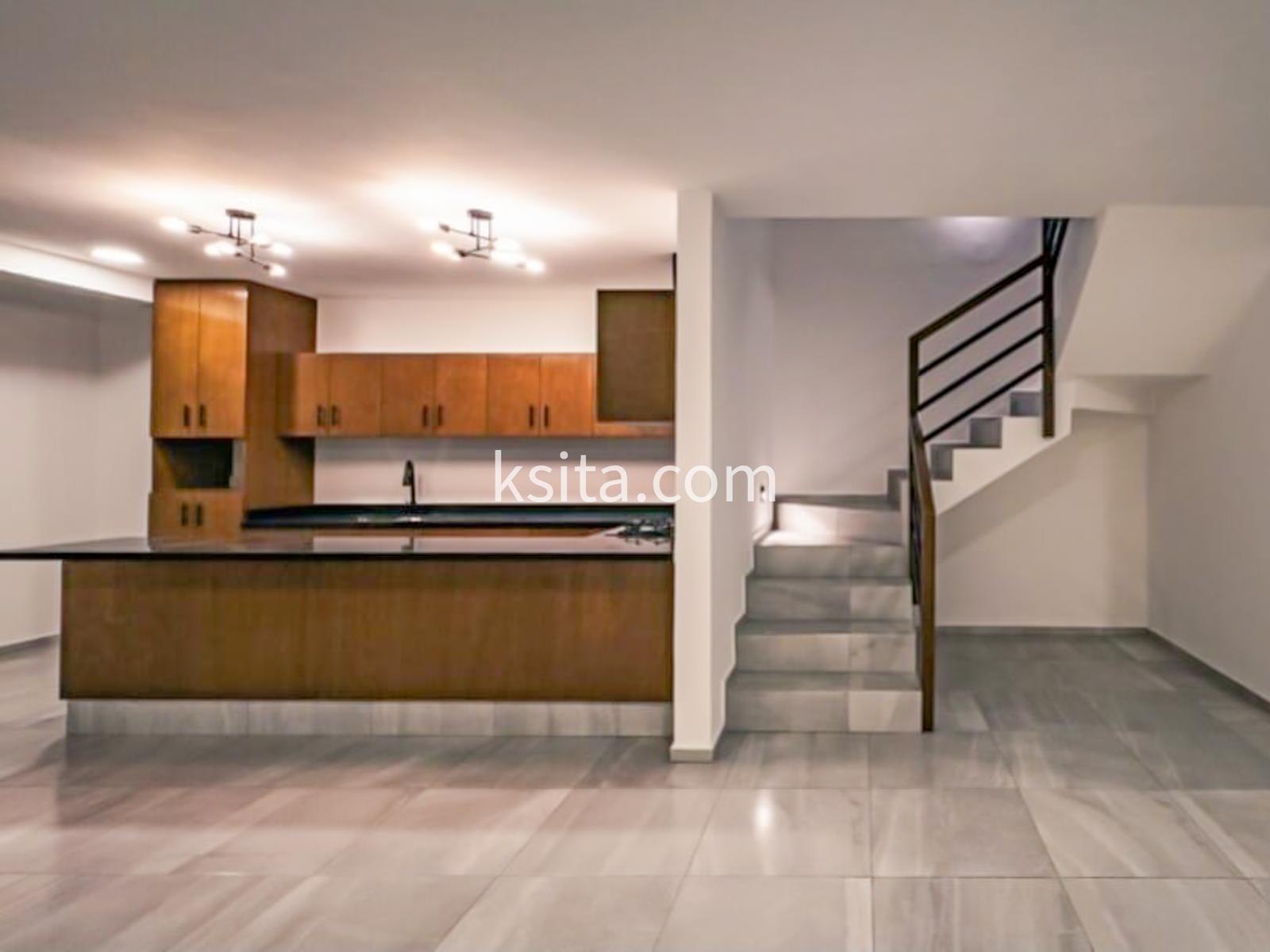 Cocina y escalera