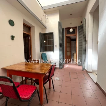 INMEJORABLE CASA DE 236 Mts. con Cochera y Local comercial 