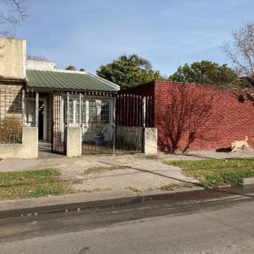 Casa en venta emplazada sobre amplio lote-Lanús