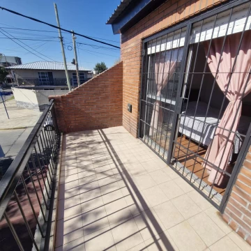 VENTA CASA 3 AMBIENTES EN VILLA LUZURIAGA CON PATIO