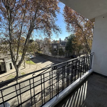 Casa de 2 dormitorios y terraza en  Lucia Miranda e Iriondo