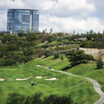 Terreno en venta a Pie de Campo de Golf Principal-Bosque Real