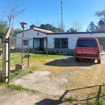 VENTA - Casa de 2 dormitorios, galería parrillero y piscina - Oliveros.