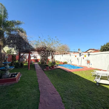 Venta Casa 3 ambientes con cochera doble y parque con quincho en Morón.