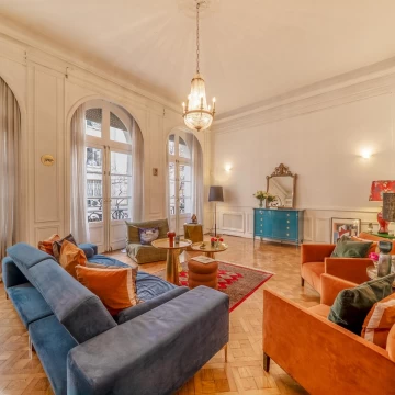 Casa Estilo Francés en Recoleta con Patio y 4 Cocheras