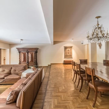 Exclusivo piso en Recoleta con Patio Privado y 4 Suites
