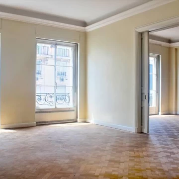 RESERVADO. Residencia señorial en Av. Alvear con 2 suites y dependencia