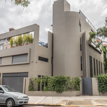 Casa Moderna en Barrio Parque con Jardín y Ascensor