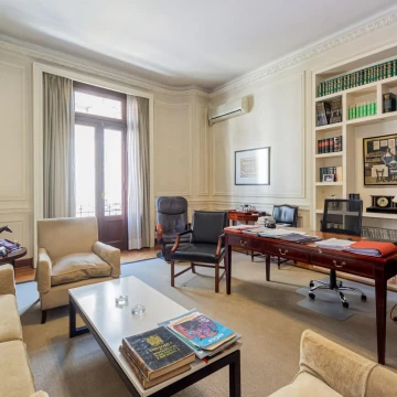 Oficina de 7 ambientes en edificio francés- Retiro