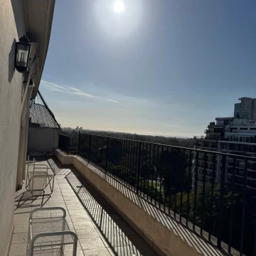 Departamento en venta en Palermo. Piso alto luminoso. Amplia recepción y 2 dorm. Terraza. Cochera.