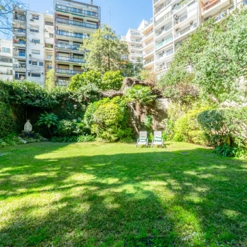 Fabuloso departamento con jardín en venta en Palermo. 3 dormitorios. Cochera doble.