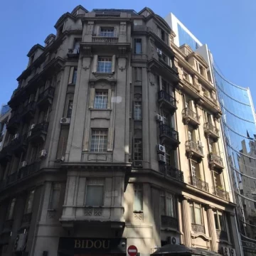 Oficina en esquina en edificio antiguo de categoria
