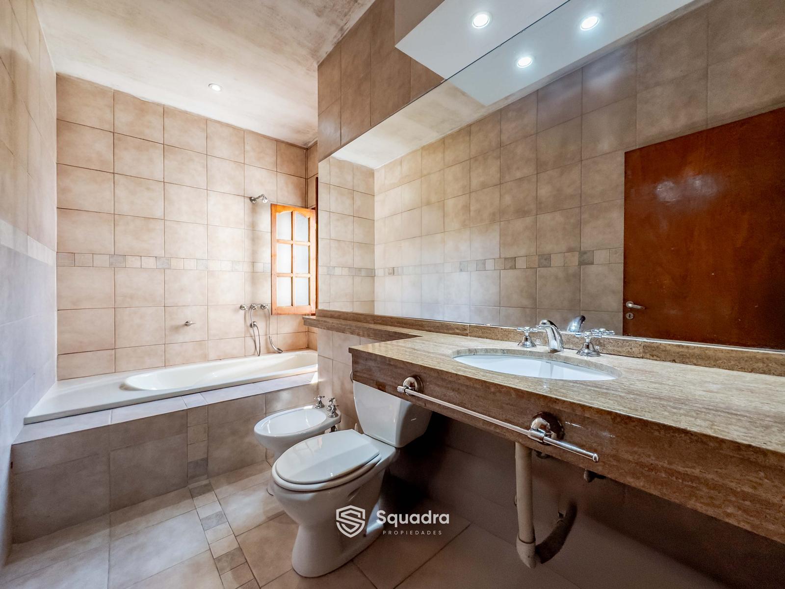 Baño completo con bañera