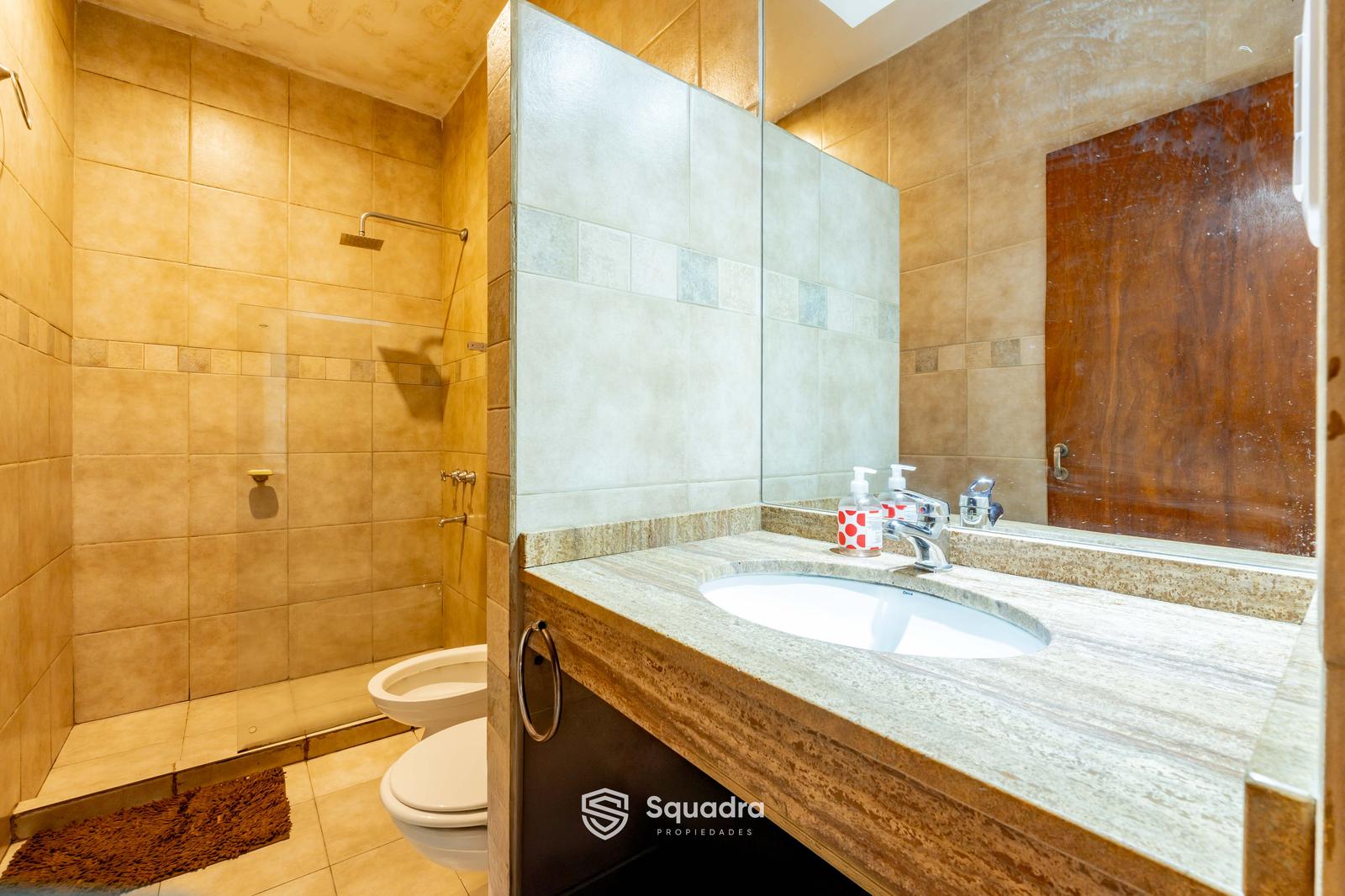Baño completo secundario con ducha