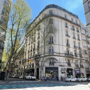 Piso único en edificio de categoría – Plaza Vicente López, Recoleta