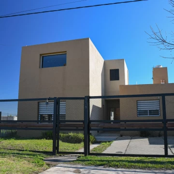 VENDE CASA 2 DORMITORIOS CON PILETA - CAMPIÑAS DE PIÑERO