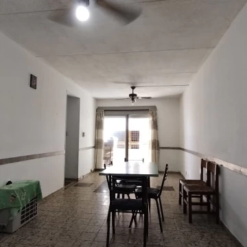 Venta amplio 4 ambientes c/balcón PB en Pompeya