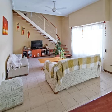 VENTA | PERMUTA - Casa 4 dormitorios, quincho parrillero y cochera - Barrio Sarmiento, Rosario.